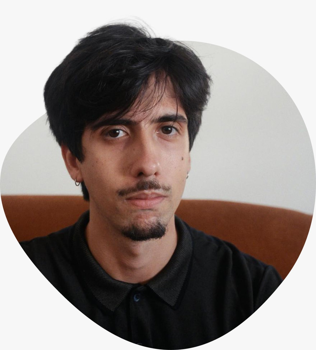 Carlos Tartarone, psicólogo, sentado em um café