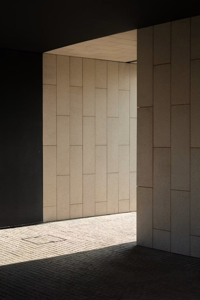 Corredor iluminado, com luz entrando por uma porta